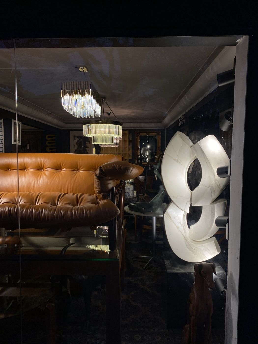Lustres de cristal acesos na vitrine à noite